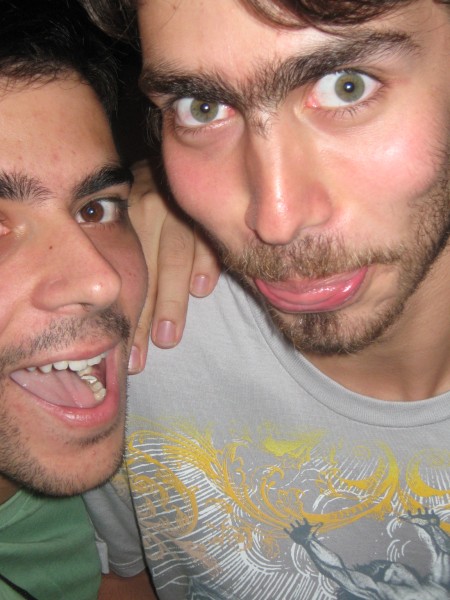 Иван си е пуснал брада. и аз не съм се бръснал.