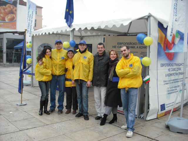 Жълтичките "пиленца" сме отборчето, което обикаля из Южна България. Пък отзад са палатките дето всяка сутрин и вечер ги вдигаме и подреждаме (вече отнема под 1 ч. всичко) и събаряме съответно...