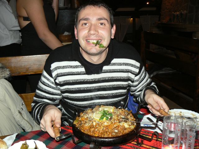 Това ми е второто основно. За десерт хапнах две пастички :) .<br />Пък сега за обяд дори си нямам супа в чаша и ще съм на пълна диета - а съм отишъл до магазина, а съм преял пак.