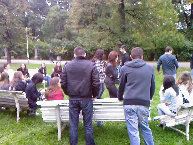 Понеже нямаше къде да се съберем толкова много хора, решихме да се наредим в кръг върху пейките в Борисовата градина. Дааа, само огън ни липсваше по средата :D