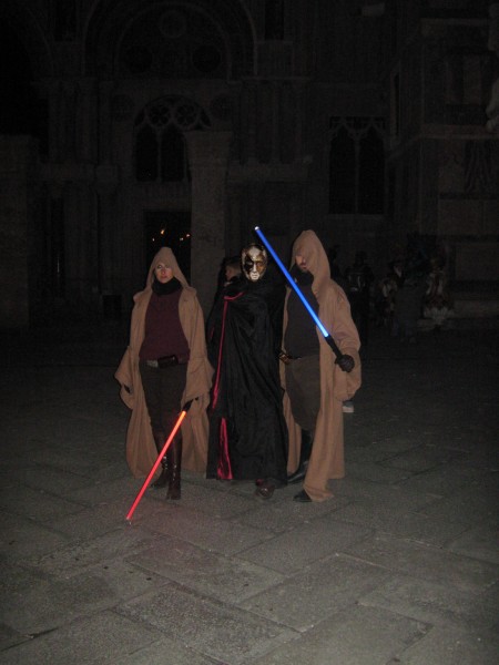 Канцлер Смокинг Мирър и неговия консорт от двама джедаи :р