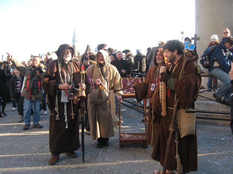 Монаси с десетте божи заповеди на дъскички. Единия има изкуствено шкембе.