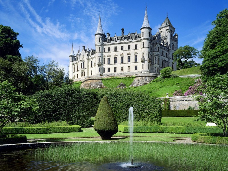 Dunrobin_Castle__Highland__Scotland_249786th4.jpg